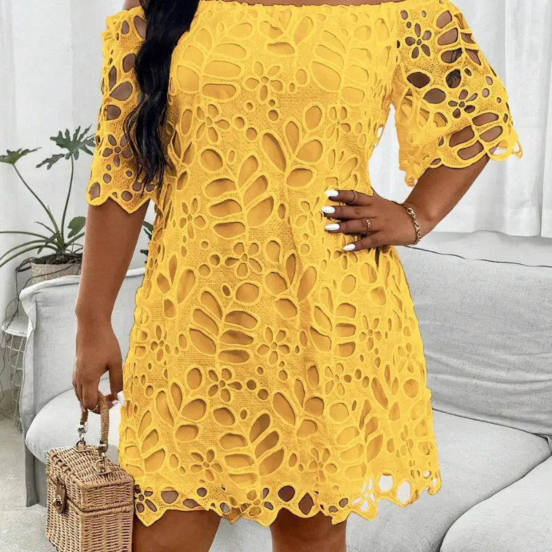 vestido-plus-size-amarelo-drapeado-e-de-renda