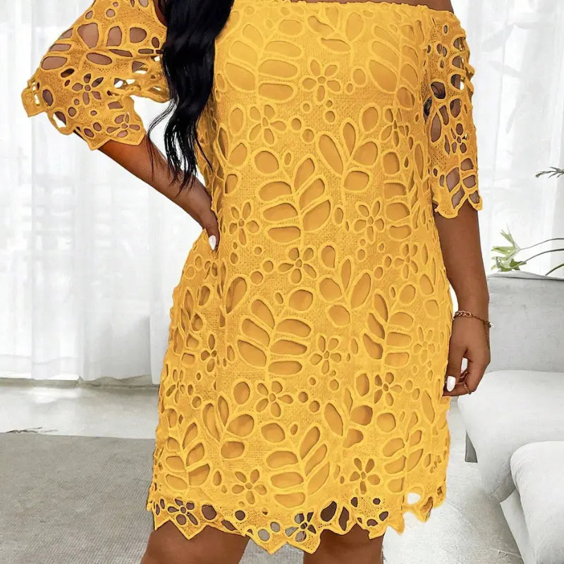 vestido-plus-size-amarelo-drapeado-e-de-renda