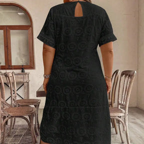 vestido-plus-size-preto-manga-curta-caroline