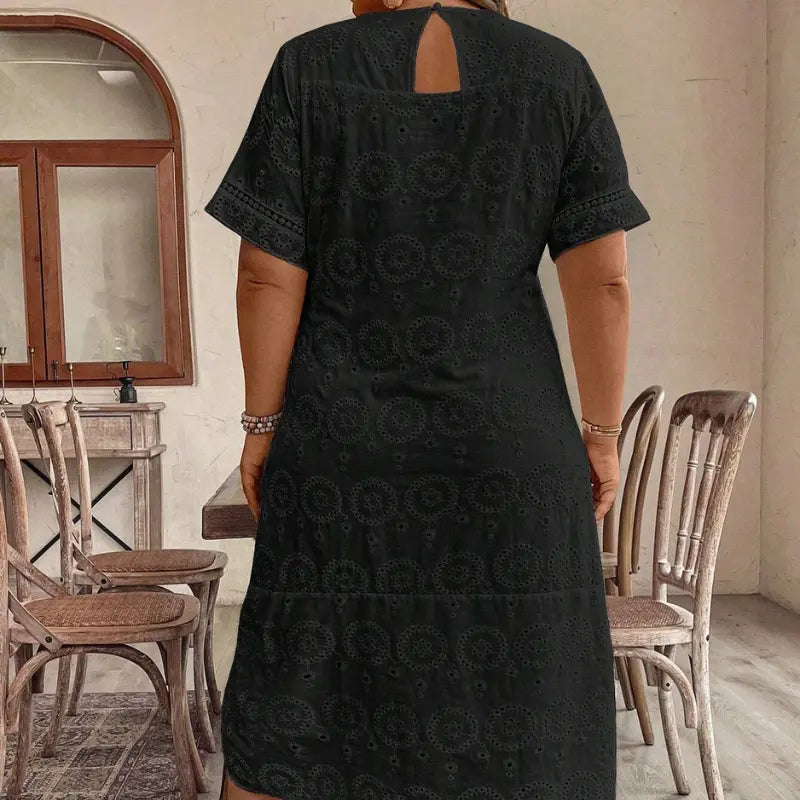 vestido-plus-size-preto-manga-curta-caroline