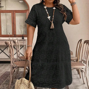 vestido-plus-size-preto-manga-curta-caroline