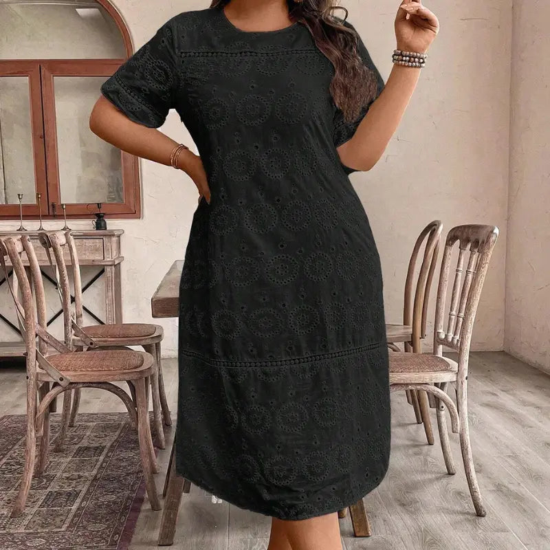 vestido-plus-size-preto-manga-curta-caroline