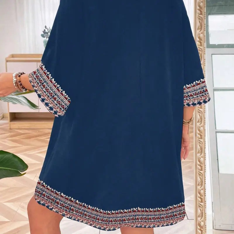 vestido-plus-size-com-decote-em-v-aurora-azul-marinho