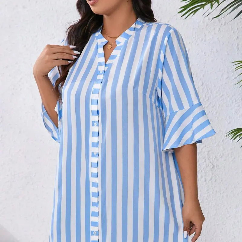 vestido-plus-size-com-decote-em-v-listrado-monique-azul