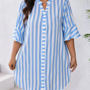 vestido-plus-size-com-decote-em-v-listrado-monique-azul