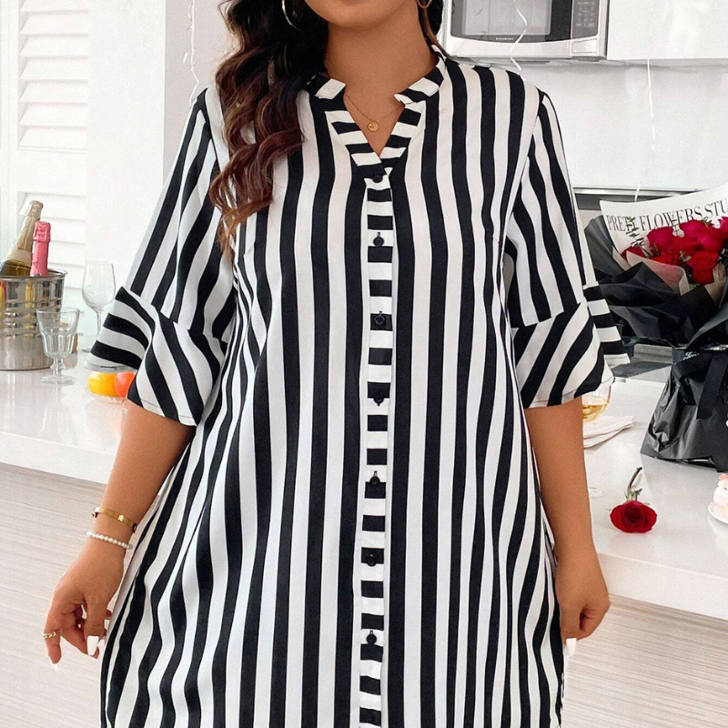 vestido-plus-size-com-decote-em-v-listrado-monique-preto