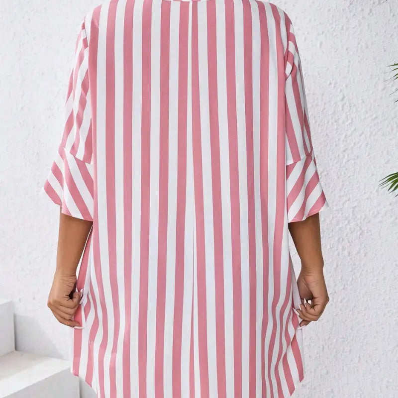 vestido-plus-size-com-decote-em-v-listrado-monique-rosa