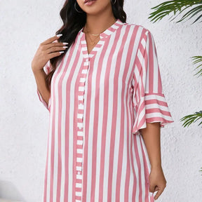 vestido-plus-size-com-decote-em-v-listrado-monique-rosa